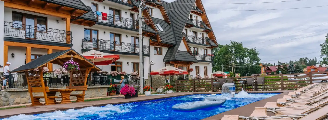 Hotel Białka Tatrzańska Tatry Wypoczynek w górach Polska - widok hotelu z basenem
